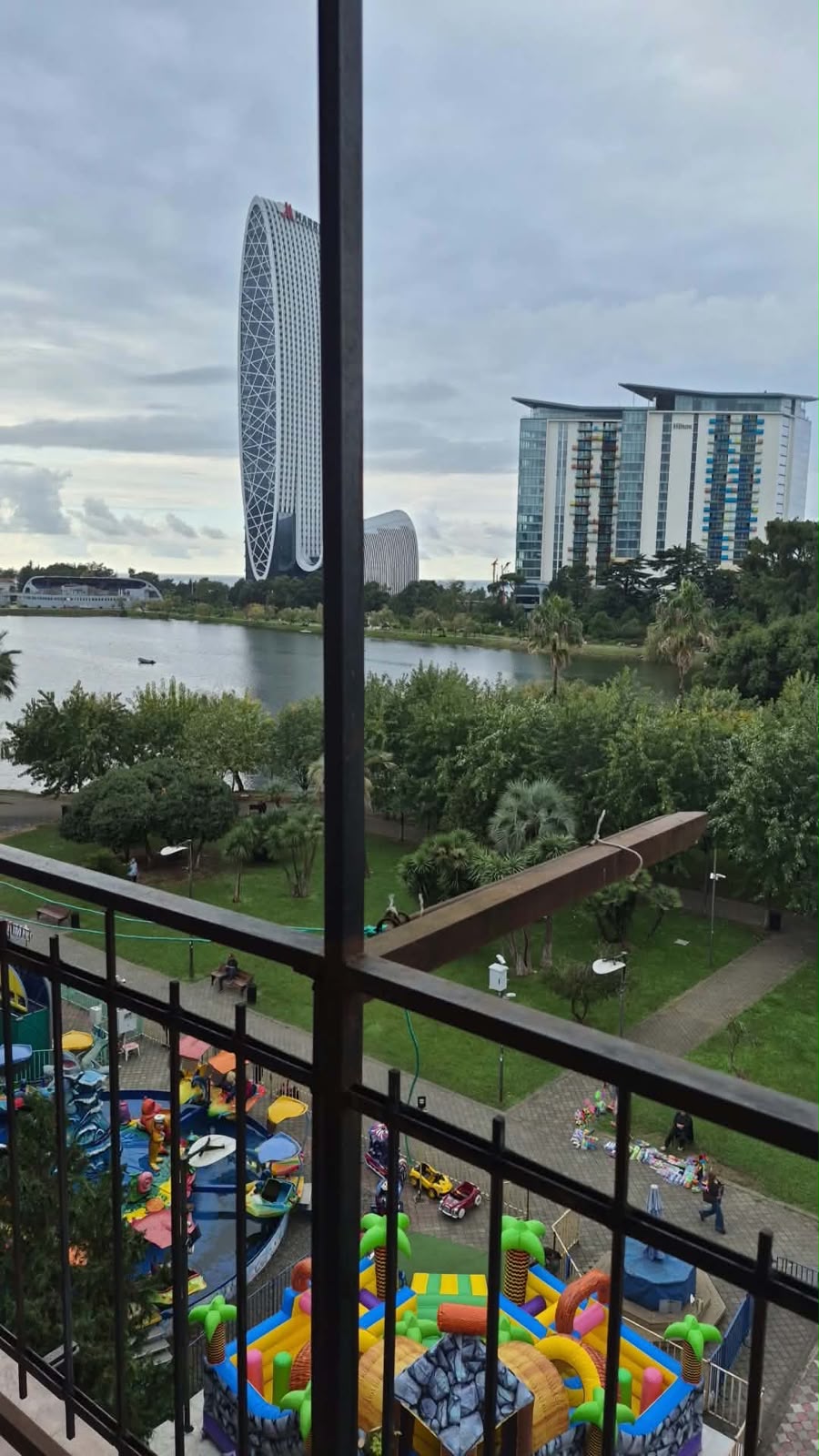 1-Bedroom Apartment Near 6 May Park with Lake View photo 6 of 6