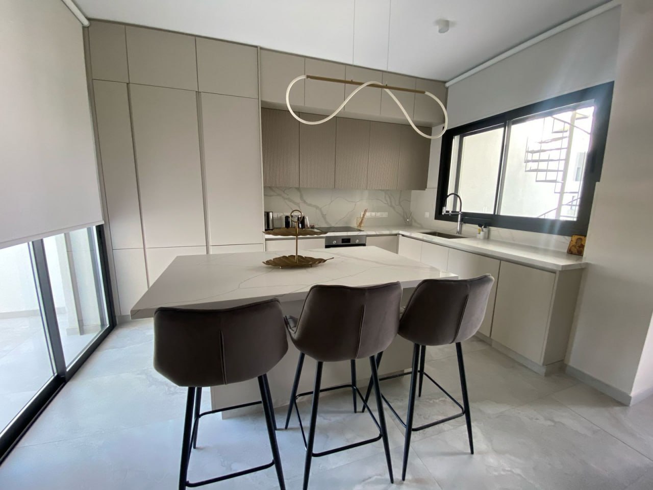 3-Bedroom Penthouse in Mesa Geitonia photo 3 of 4