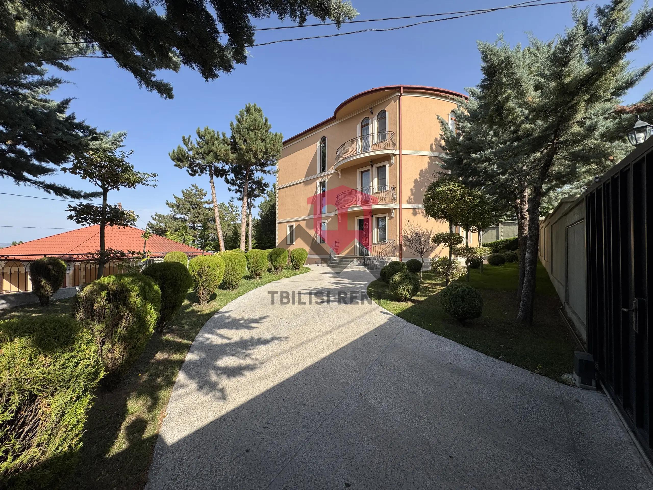 House with Mountain Views in Tskneti