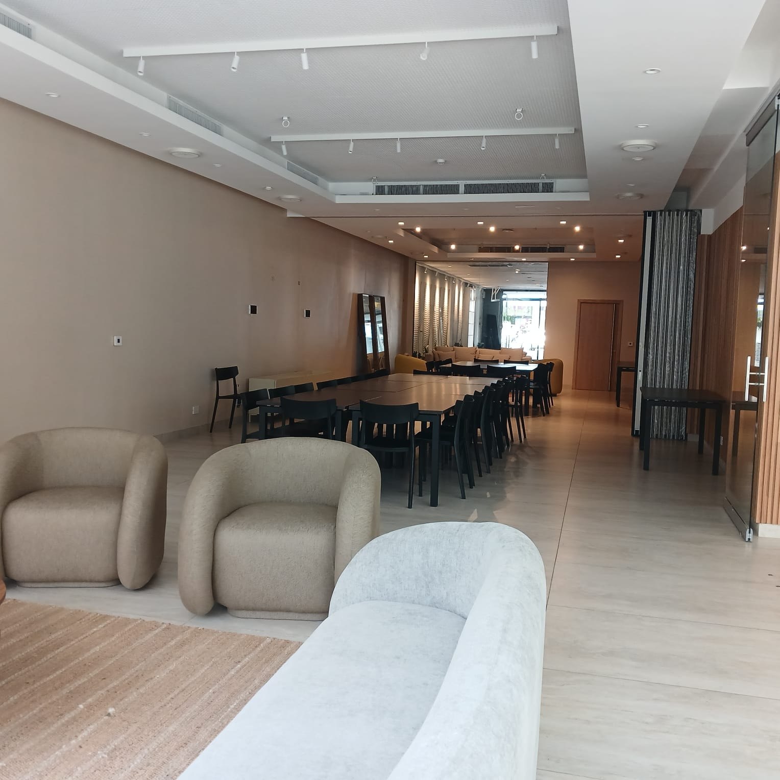 Furnished 1-Bedroom Apartment with Balcony and Pool photo 4 of 8