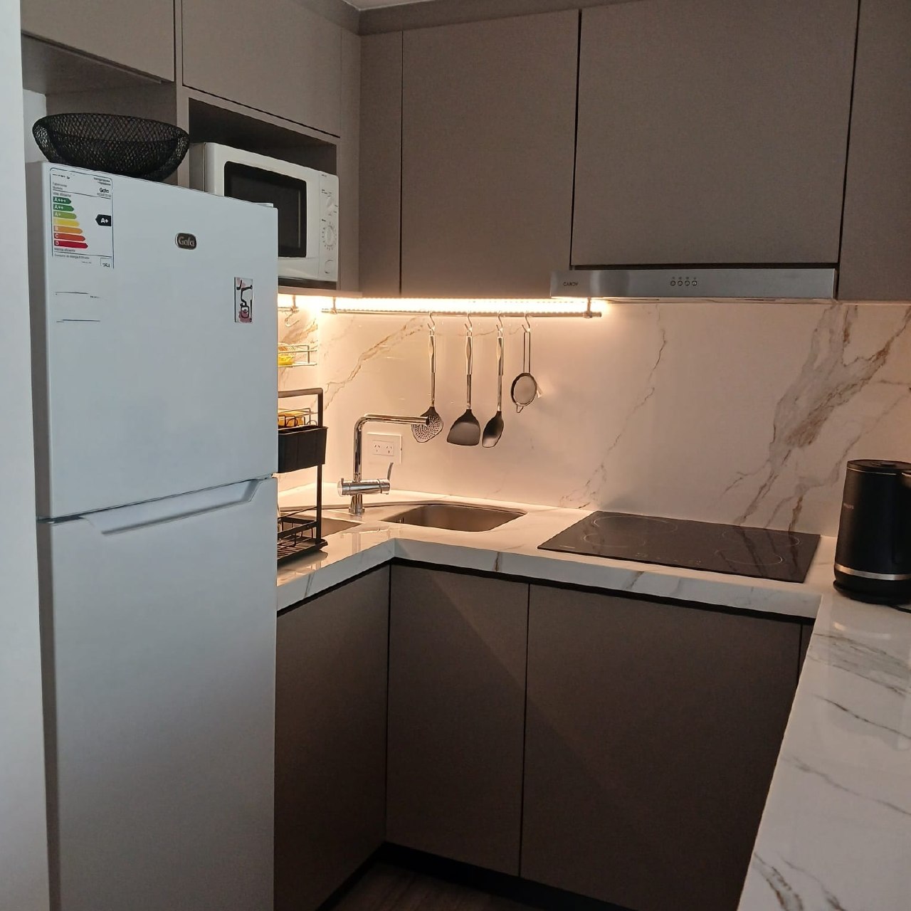 Furnished 1-Bedroom Apartment with Balcony and Pool photo 6 of 8