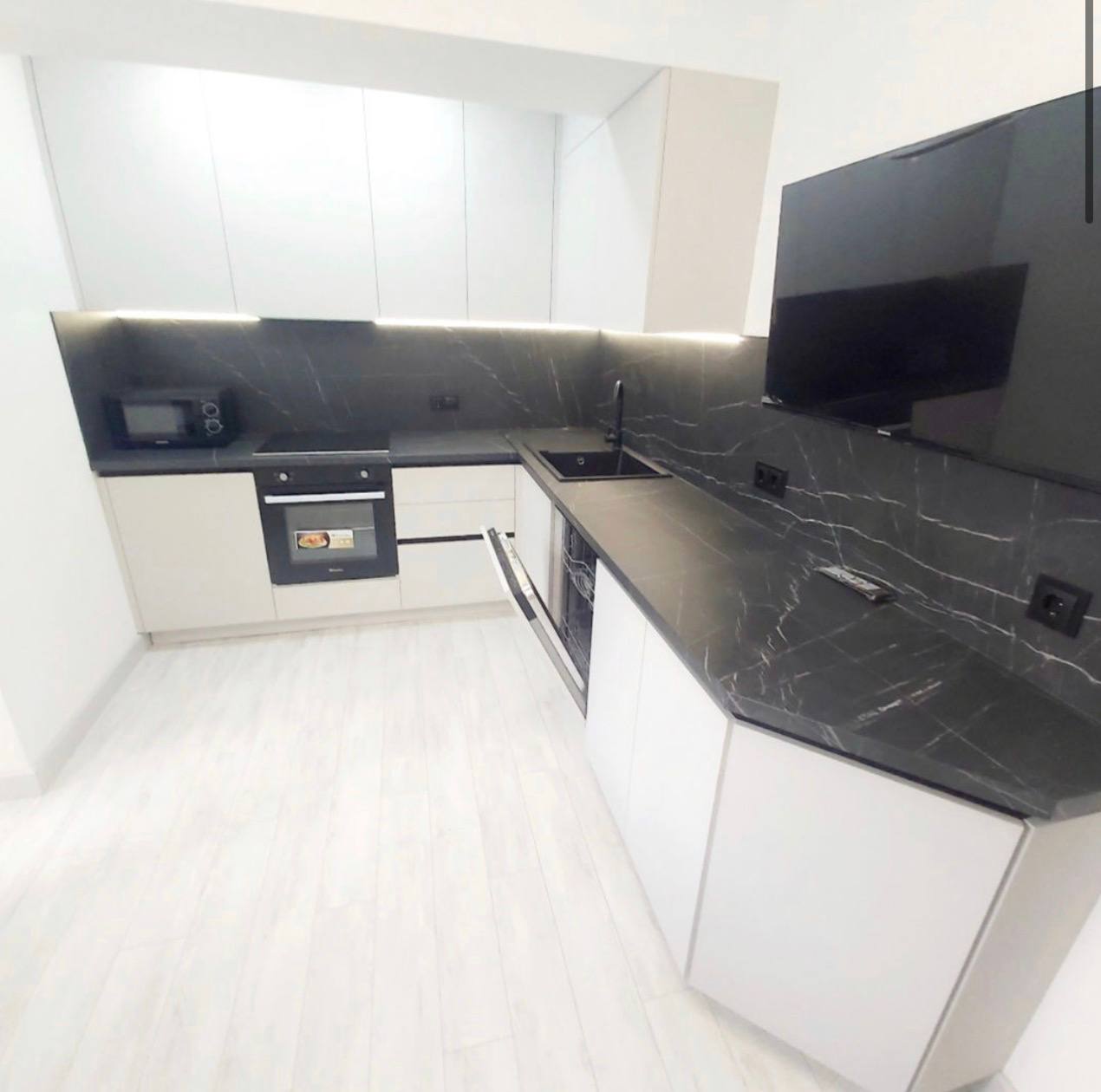 One-Bedroom Apartment with Living Room in Central Chisinau photo 3 of 7
