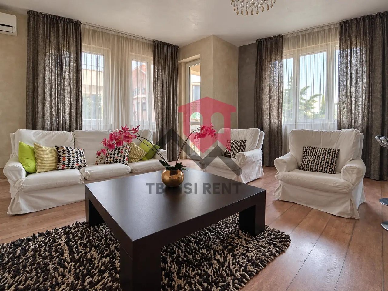 Designer 1-Bedroom Apartment in Vera photo 1 of 8