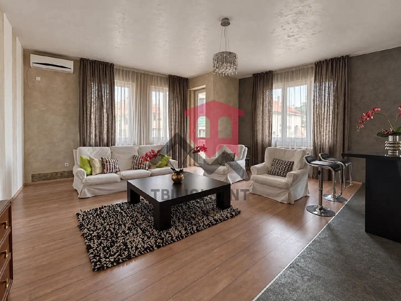 Designer 1-Bedroom Apartment in Vera photo 2 of 8