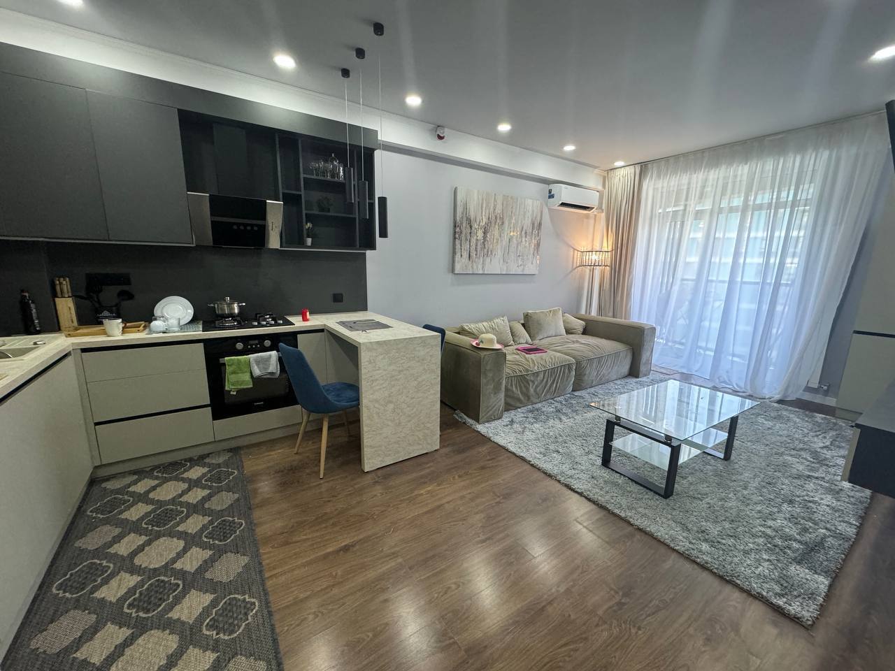 One-Bedroom Apartment with Living Room in Riscani photo 4 of 8