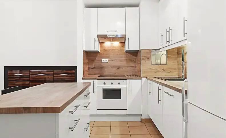 Furnished 2-Bedroom Apartment in Dejvice photo 1 of 8