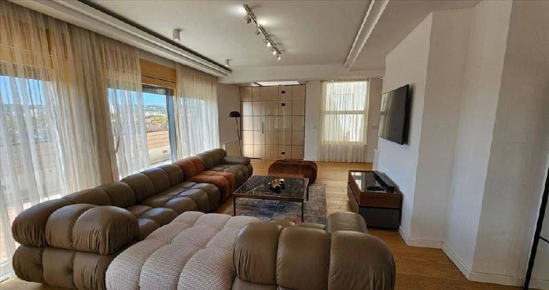 Five-Room Apartment in Vračar photo 2 of 8