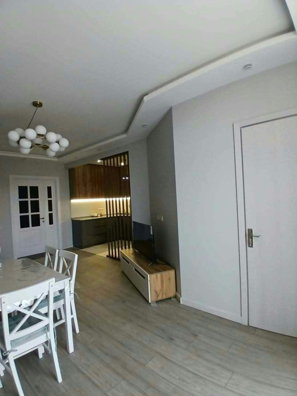 3-Bedroom Apartment in Lux Tower photo 2 of 8