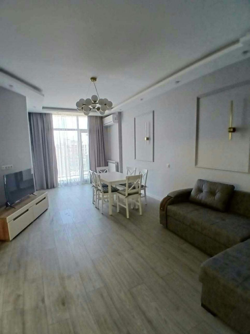 3-Bedroom Apartment in Lux Tower photo 3 of 8