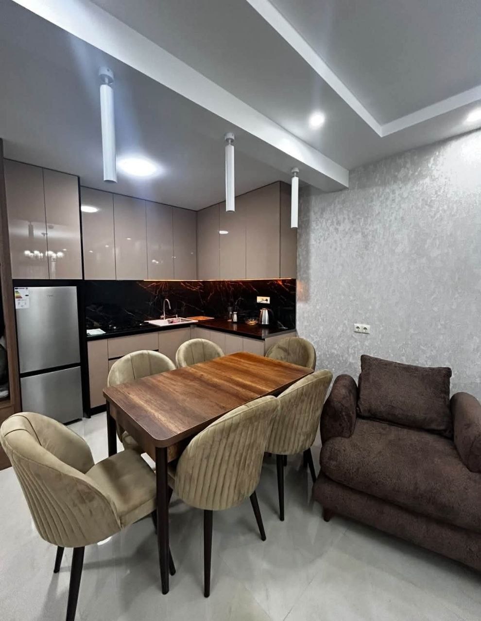 Двухкомнатная квартира на улице Лорткипанидзе photo 2 of 6