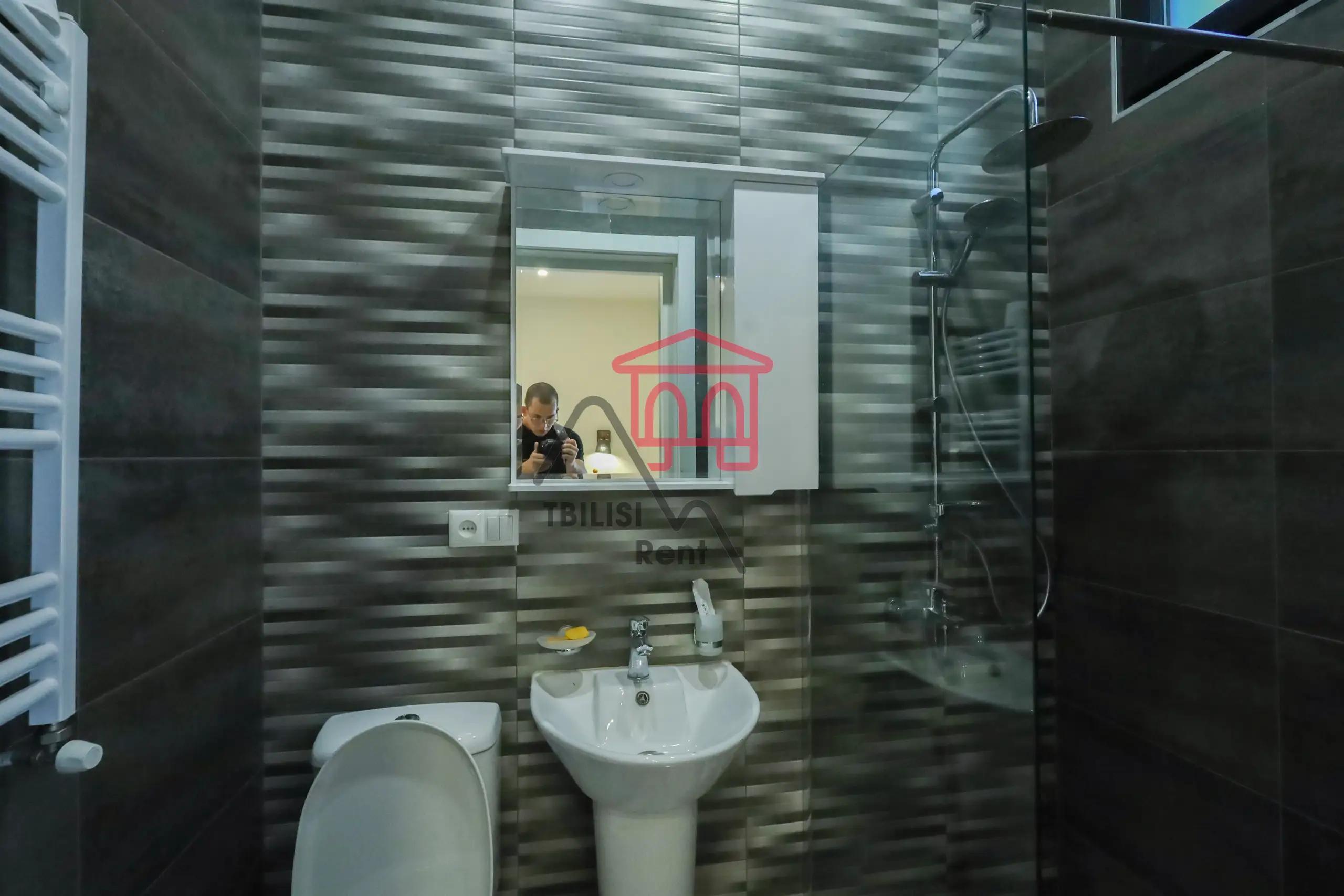Spacious 5-Bedroom Apartment Near Rustaveli Metro photo 3 of 8