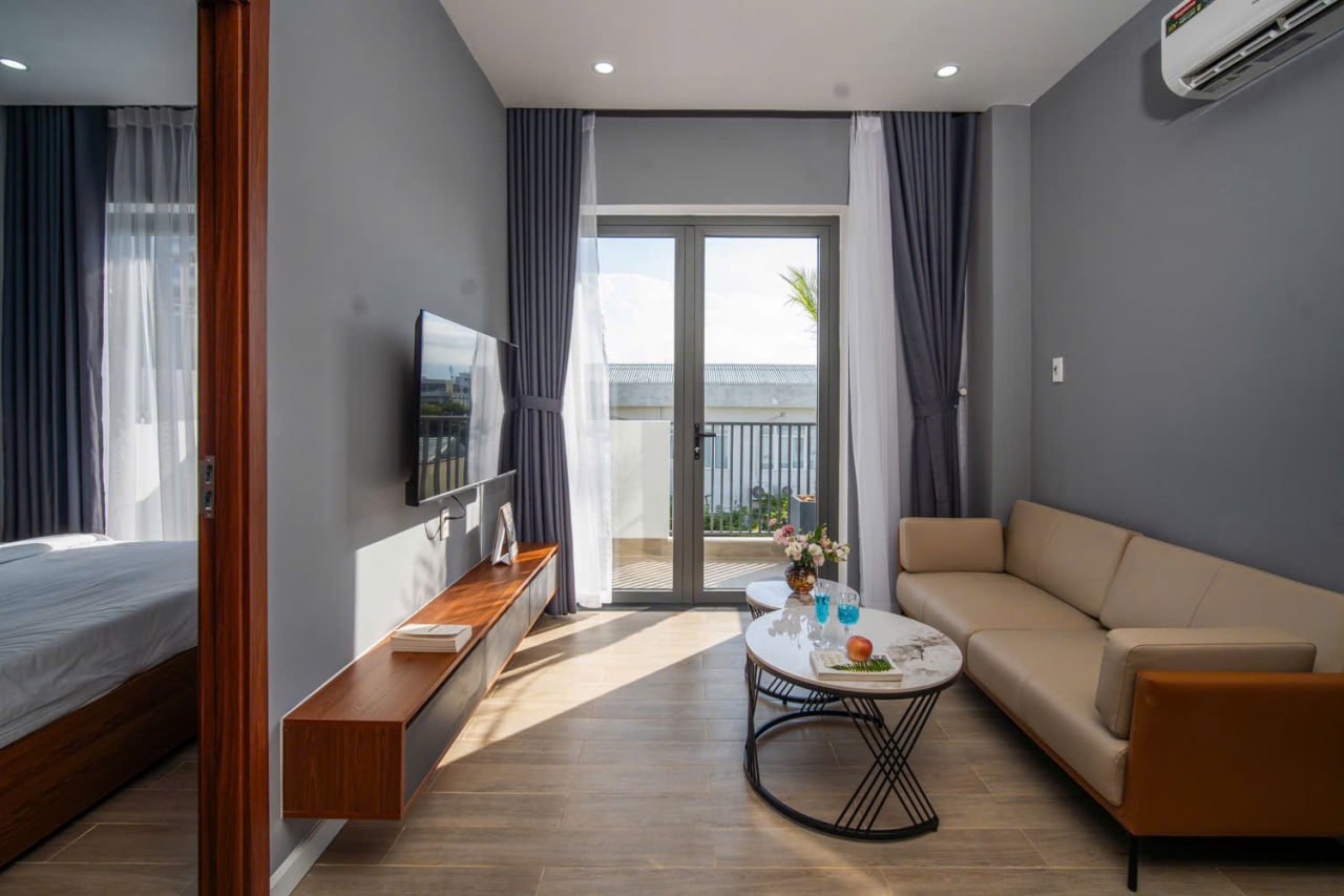 Luxury 1-Bedroom Apartment with Balcony in My An photo 2 of 8