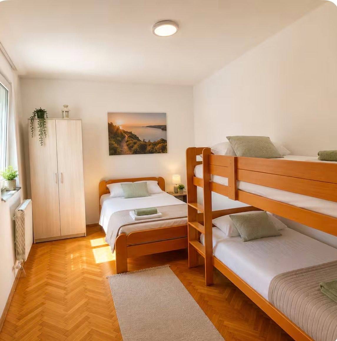 Четырёхкомнатная квартира 140 м² на улице Димитрия Туцовича photo 3 of 8