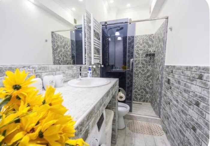 Bright 1-Bedroom Apartment in Mtatsminda photo 4 of 6