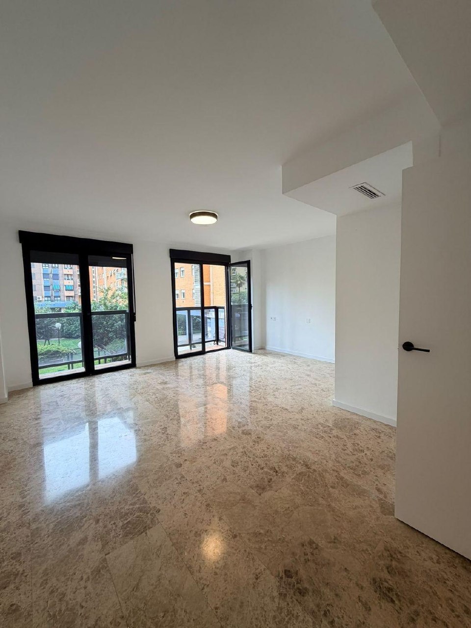 3-Bedroom Apartment with Pool in Valencia photo 1 of 8