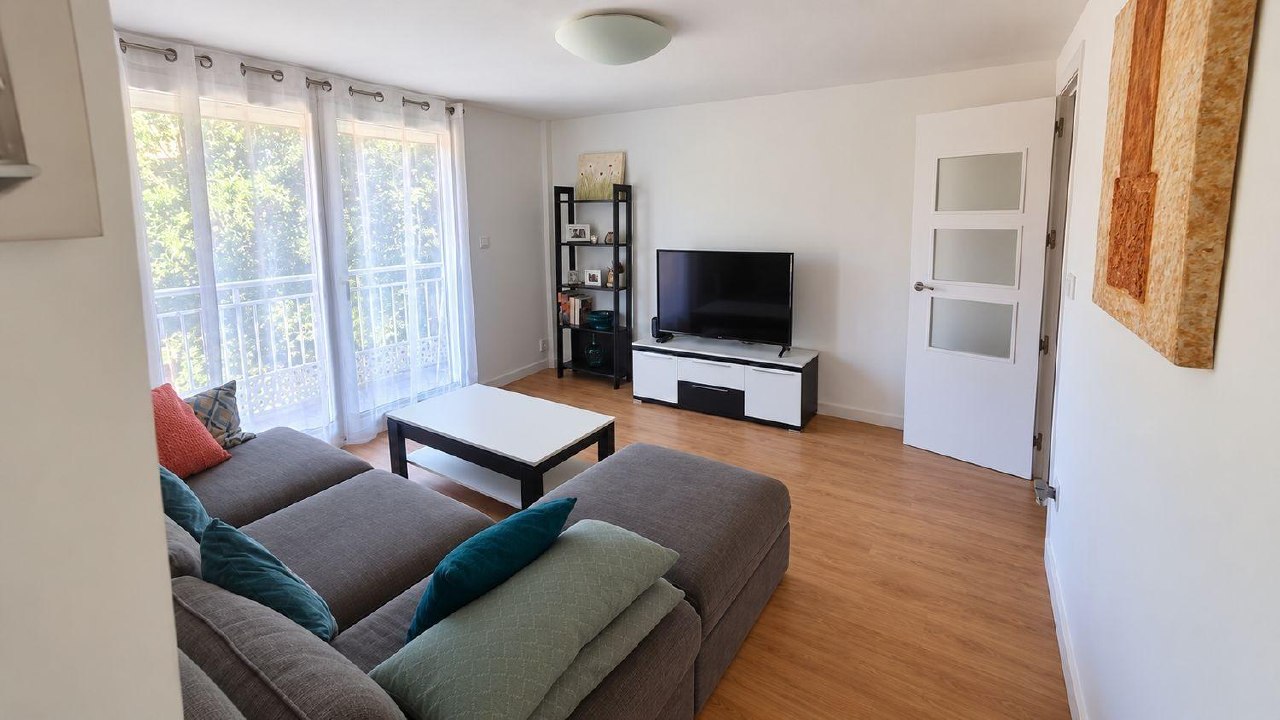 4-Bedroom Apartment for Rent in Malvarrosa photo 2 of 8