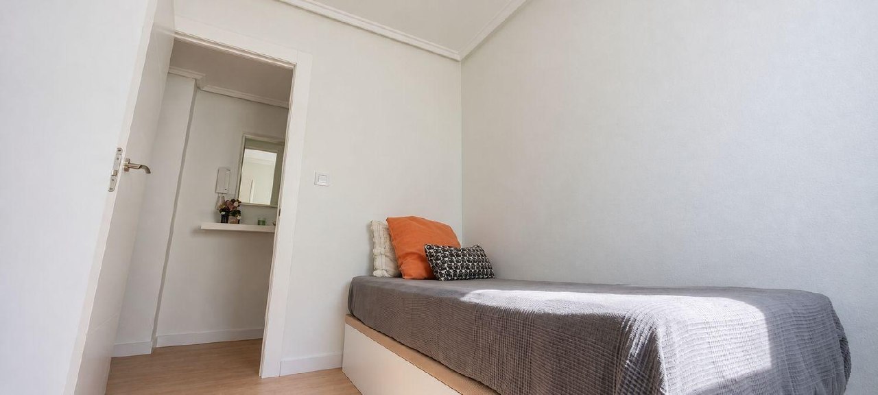 4-Bedroom Apartment for Rent in Malvarrosa photo 6 of 8