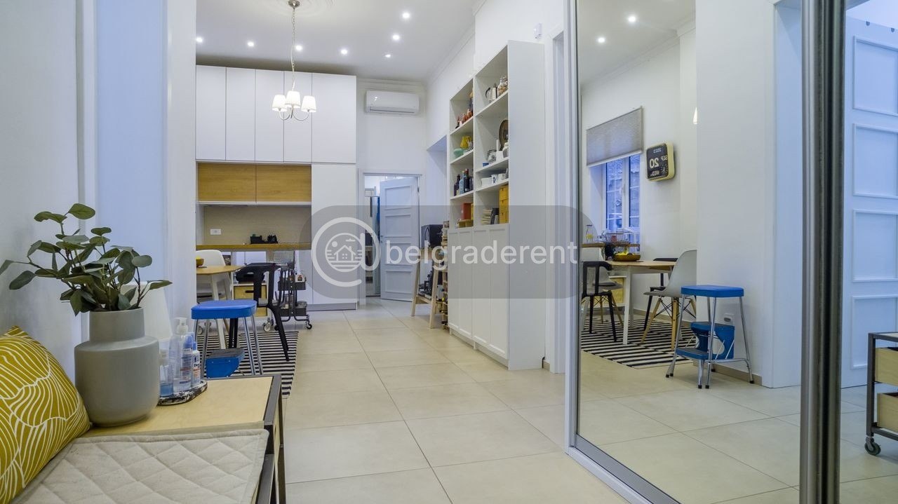 Three-Bedroom Apartment in Stari Grad photo 6 of 8