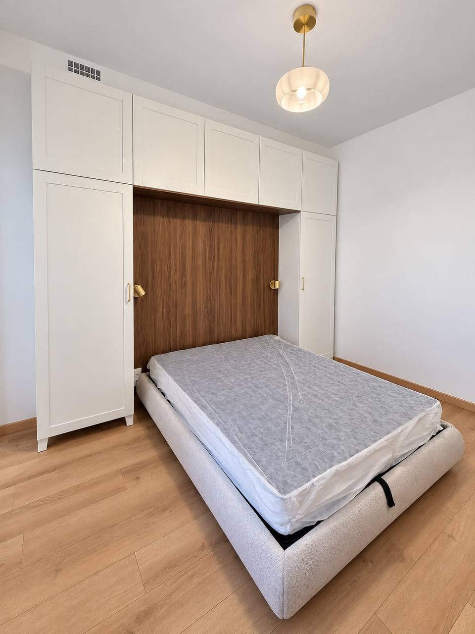 Newly Renovated Two-Room Apartment in Levallois photo 3 of 8