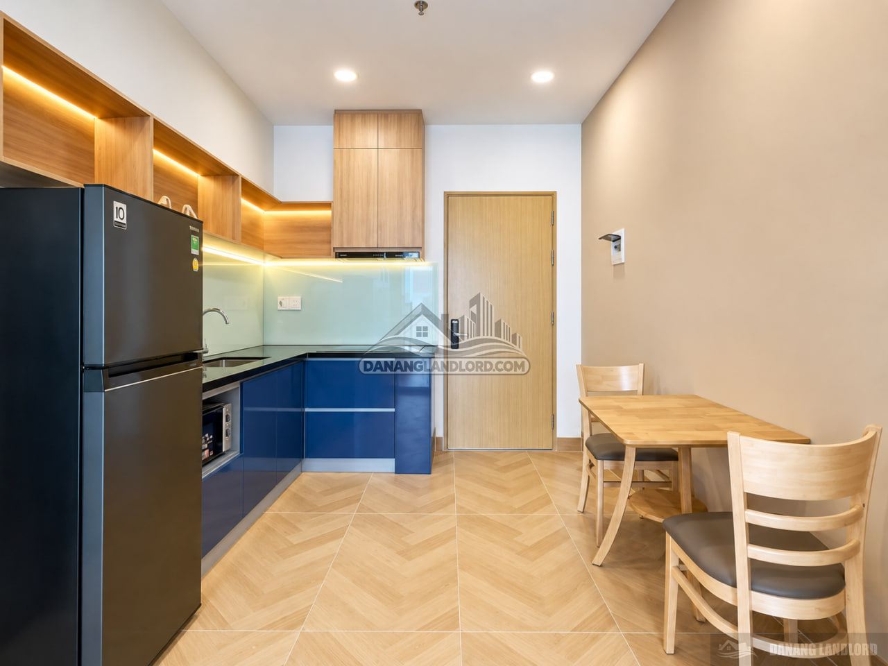 Spacious 1-Bedroom Apartment with Balcony in Nam Viet A photo 2 of 8