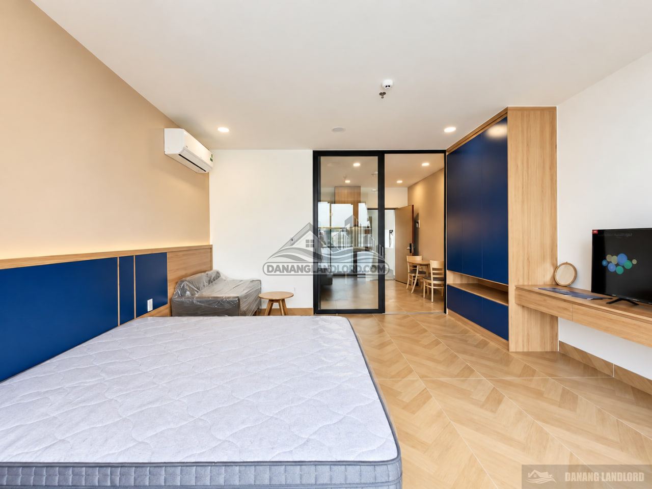 Spacious 1-Bedroom Apartment with Balcony in Nam Viet A photo 4 of 8