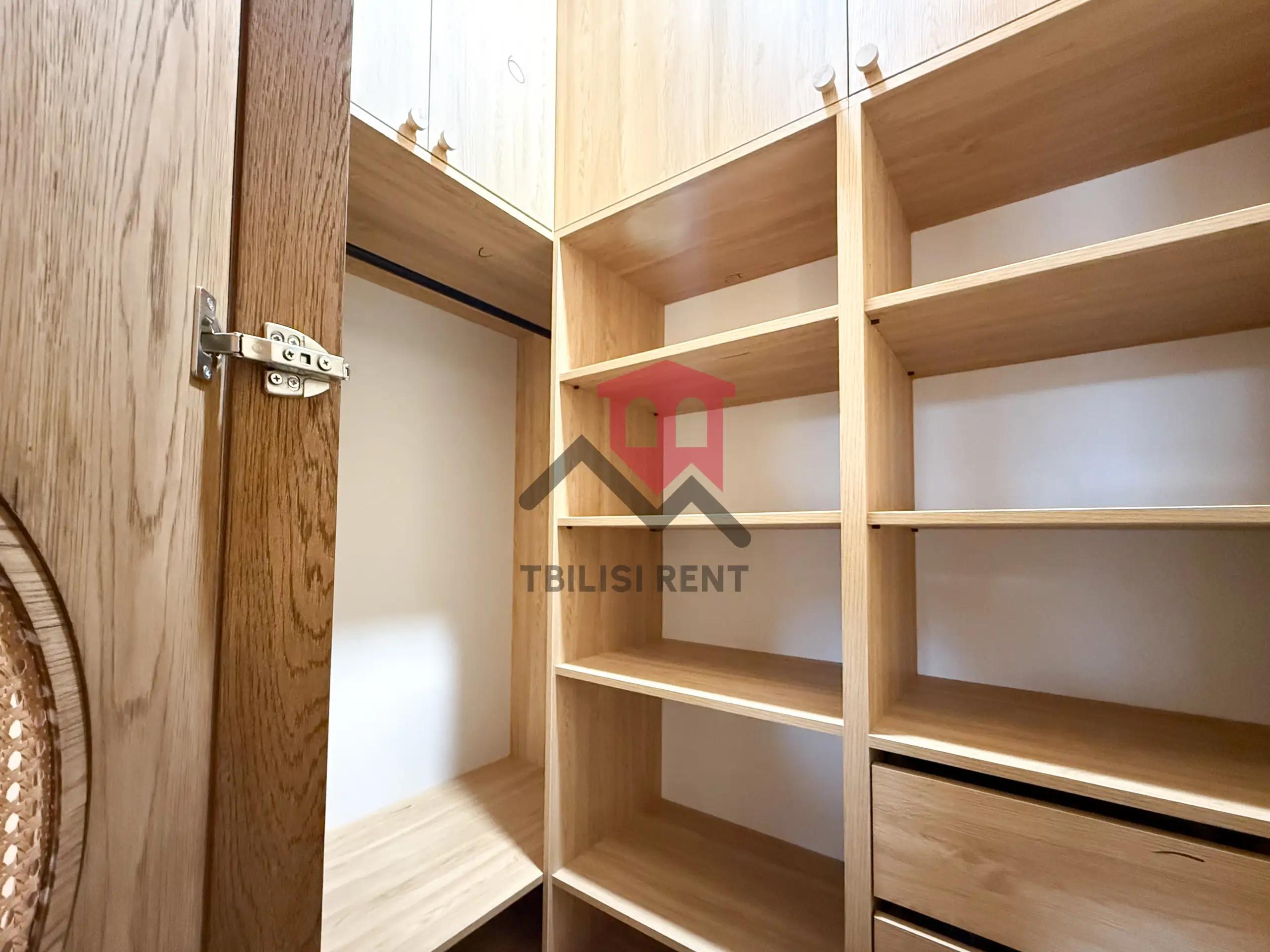 Modern 1-Bedroom Apartment with Mountain View photo 3 of 8