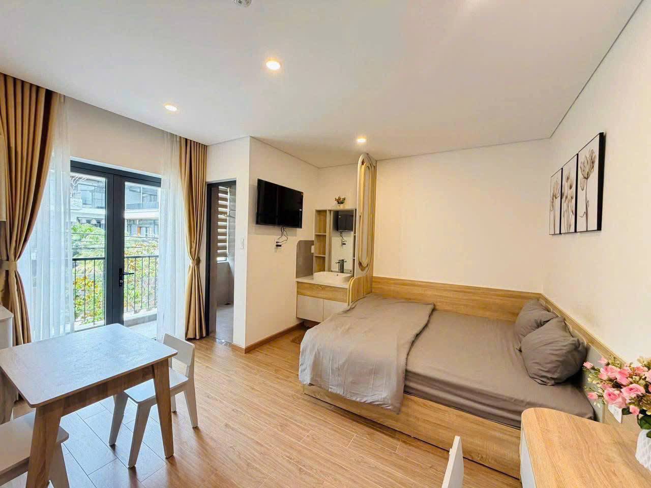Furnished Studio Apartment with Balcony photo 3 of 5