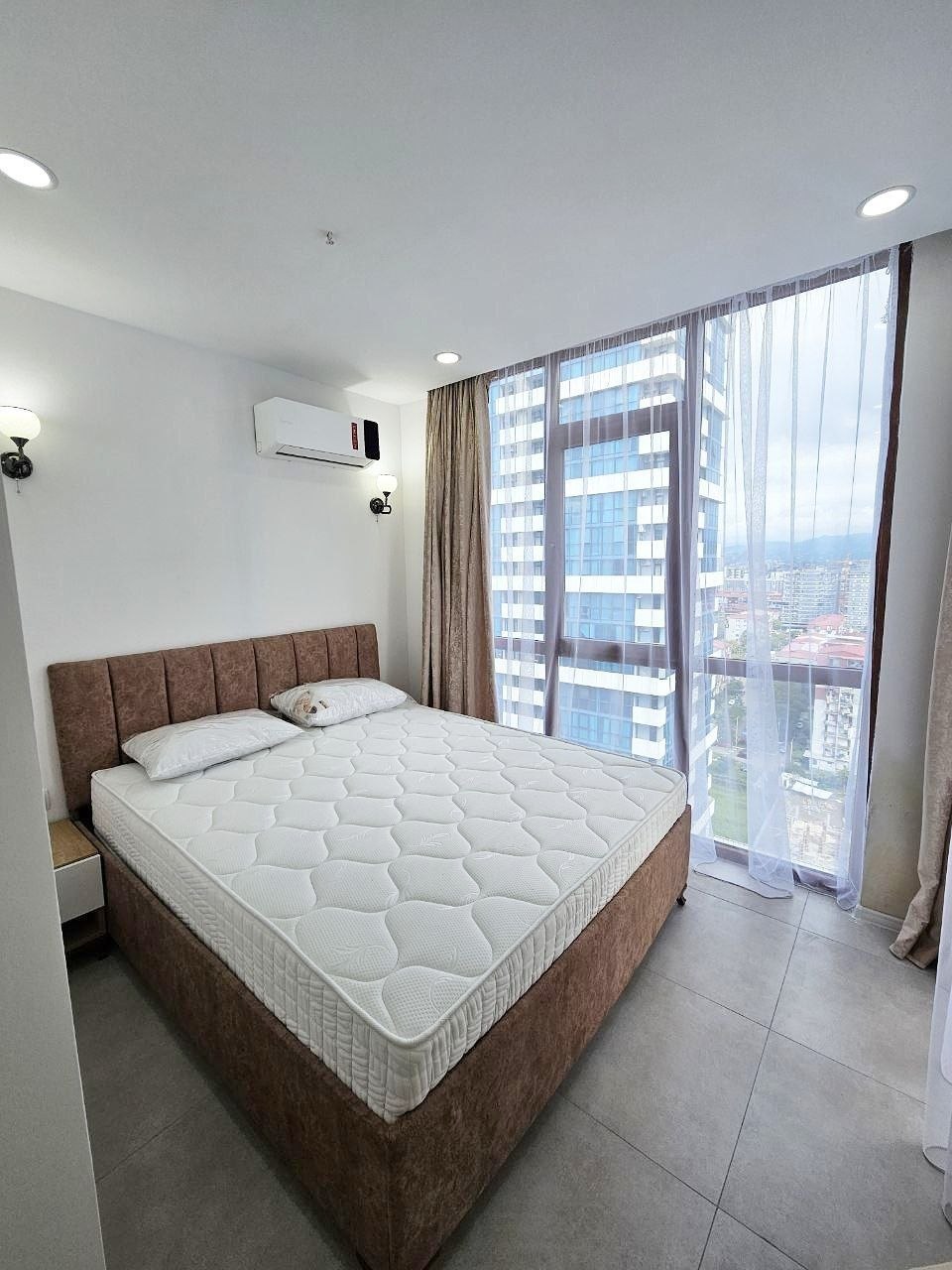 Bright 2-Bedroom Apartment with Mountain Views photo 1 of 8