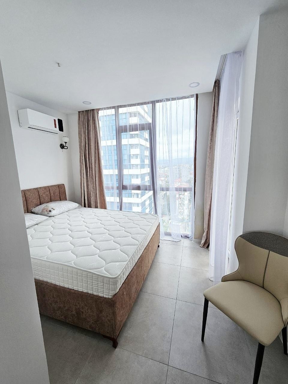 Bright 2-Bedroom Apartment with Mountain Views photo 2 of 8