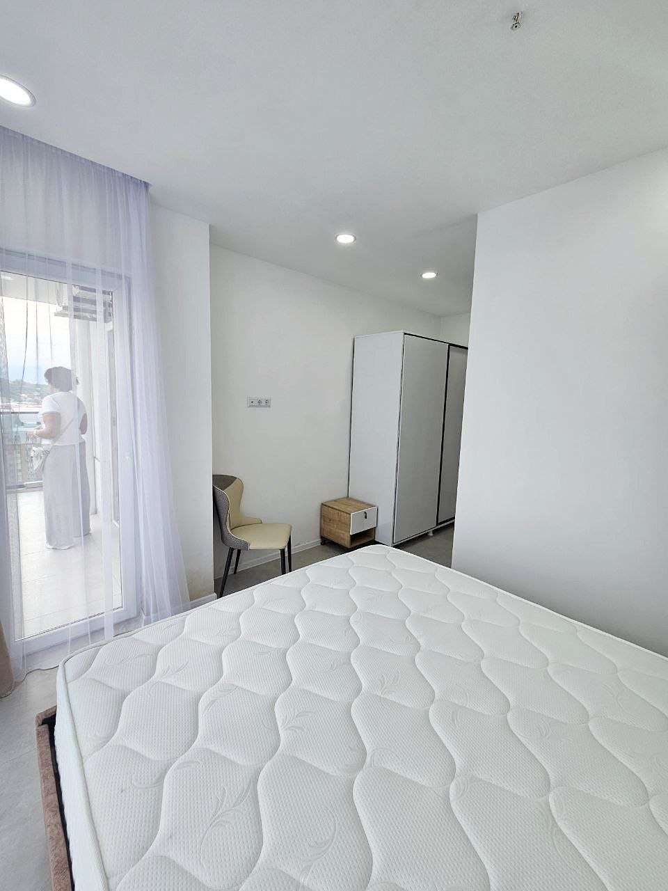Bright 2-Bedroom Apartment with Mountain Views photo 3 of 8