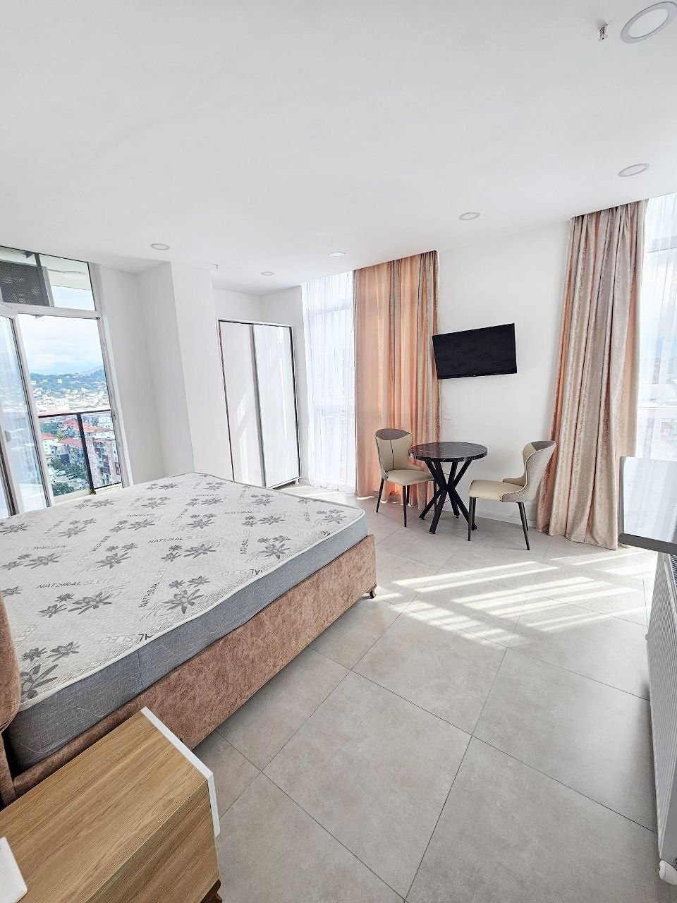 Bright 2-Bedroom Apartment with Mountain Views photo 4 of 8
