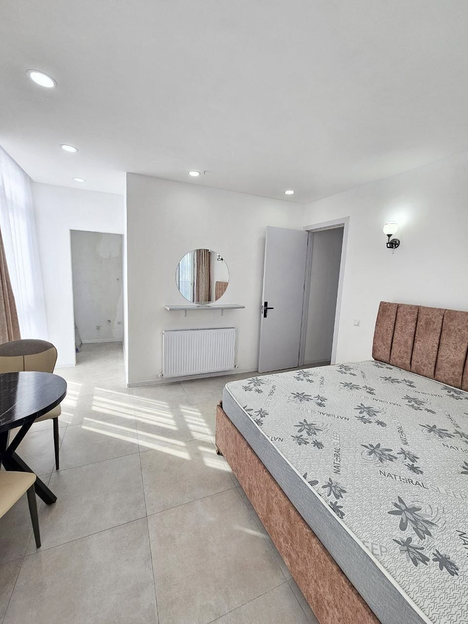 Bright 2-Bedroom Apartment with Mountain Views photo 5 of 8