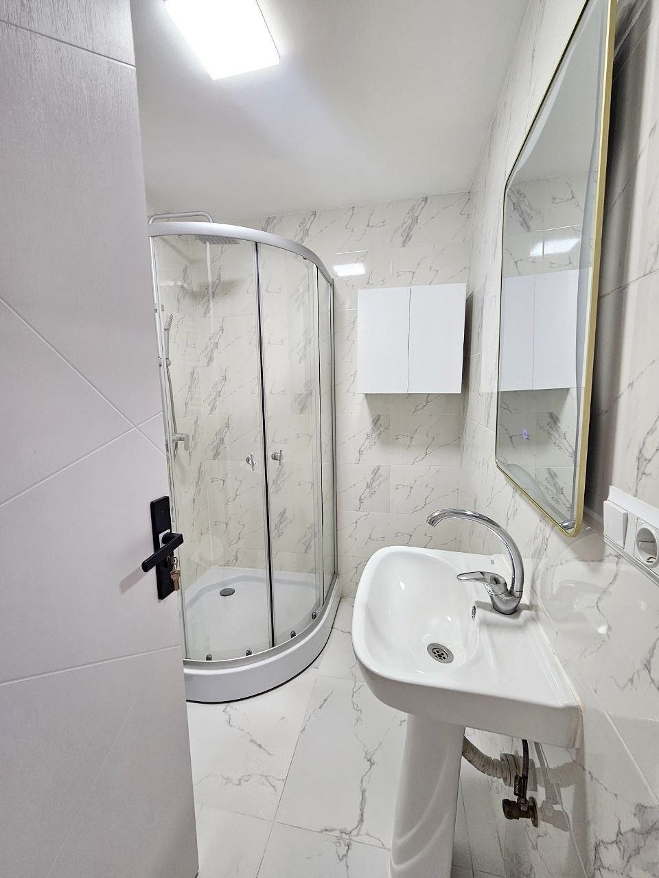 Bright 2-Bedroom Apartment with Mountain Views photo 6 of 8