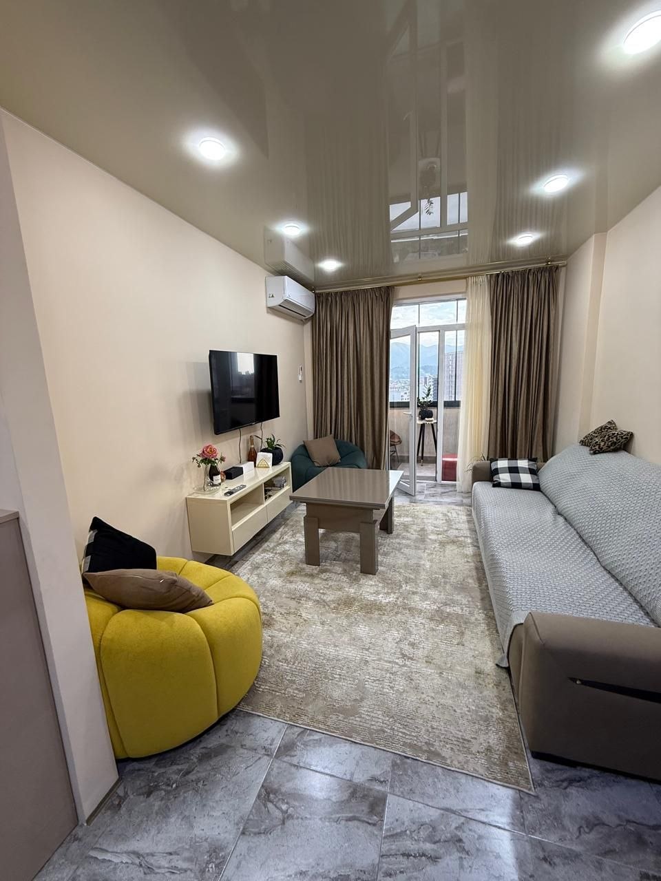 One-Bedroom Apartment on Vazha Pshavela Street photo 1 of 6