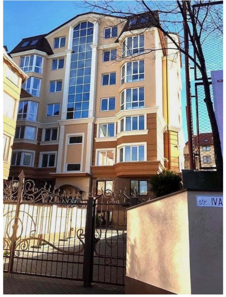 One-Bedroom Apartment with Living Room in Central Chisinau photo 1 of 8