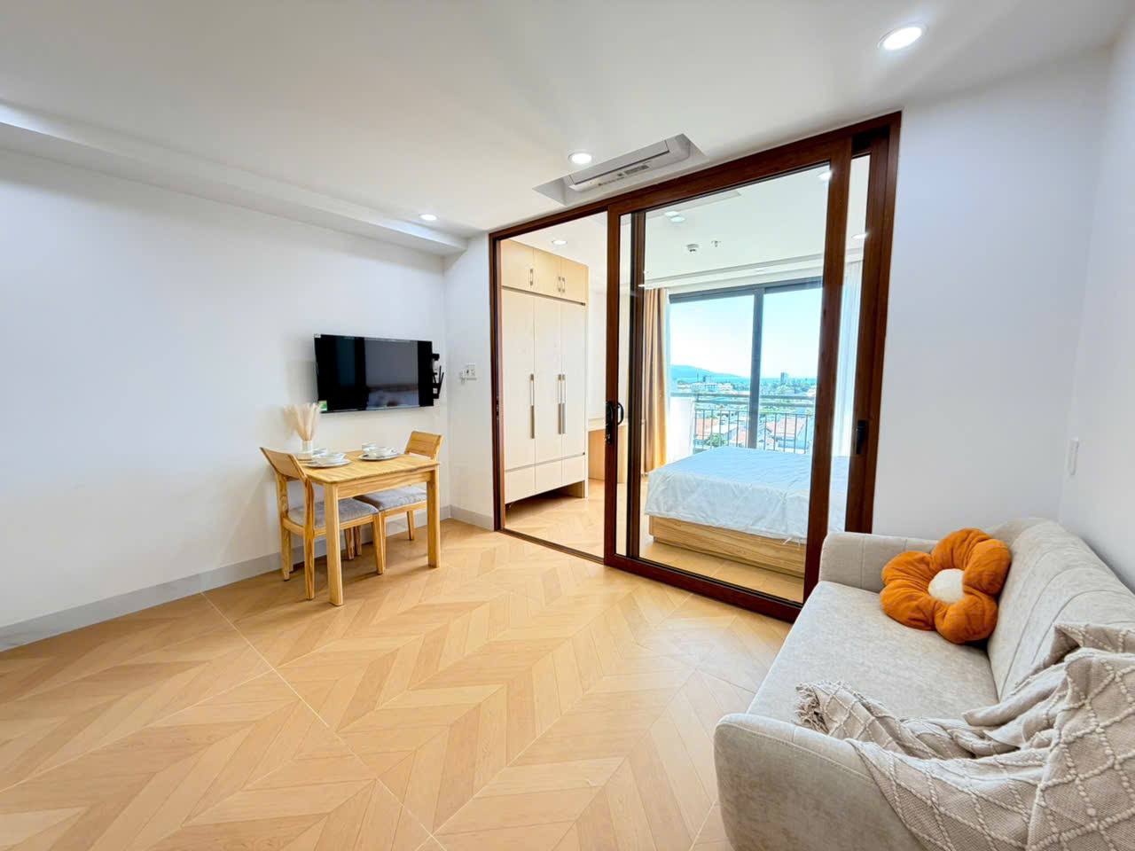 1-Bedroom Apartment with Pool in Da Nang photo 3 of 8