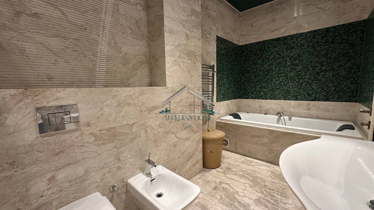 4-Bedroom Apartment Near the Sea photo 6 of 6