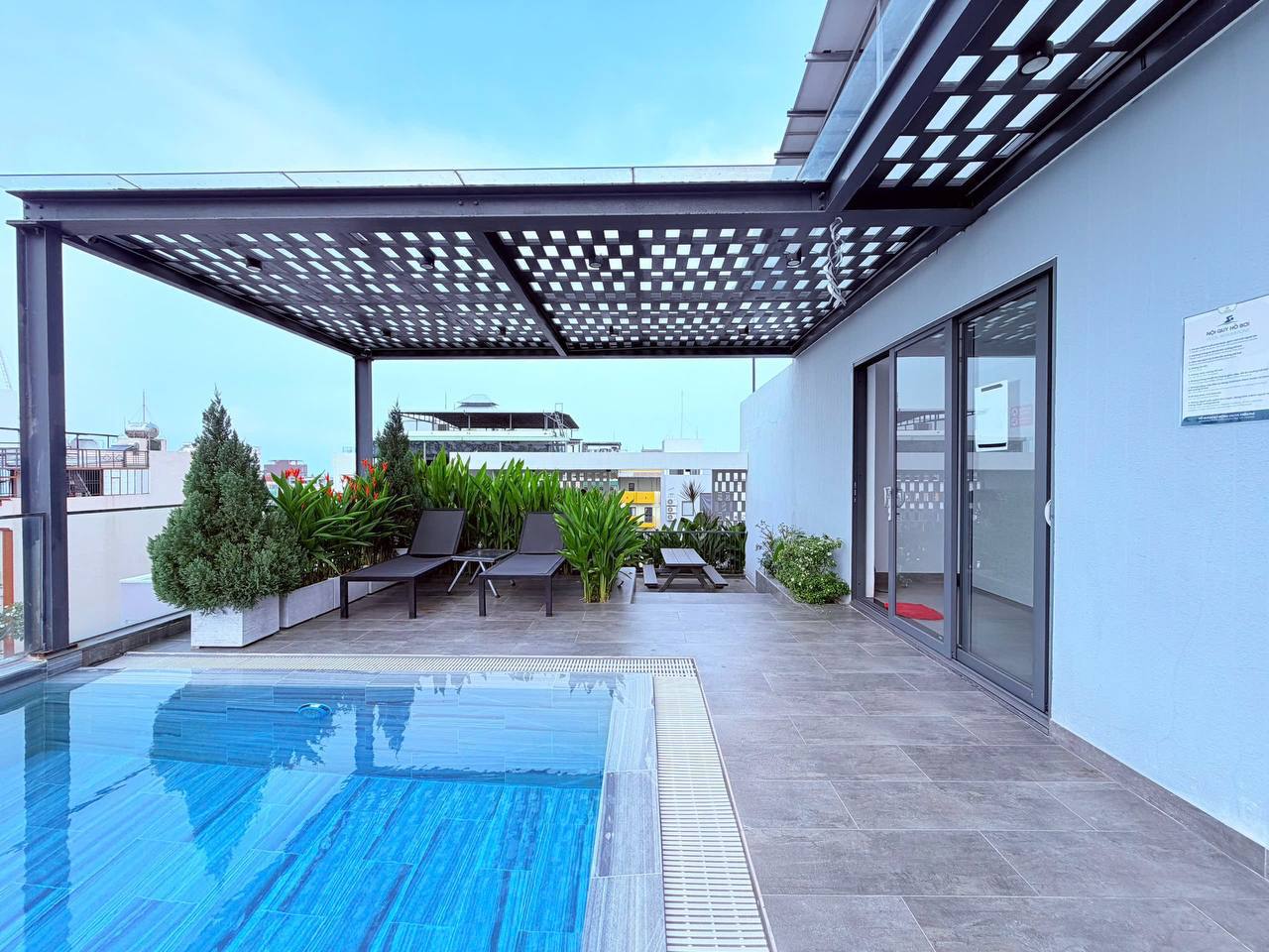 Furnished 1-Bedroom Apartment with Pool and Gym photo 1 of 8