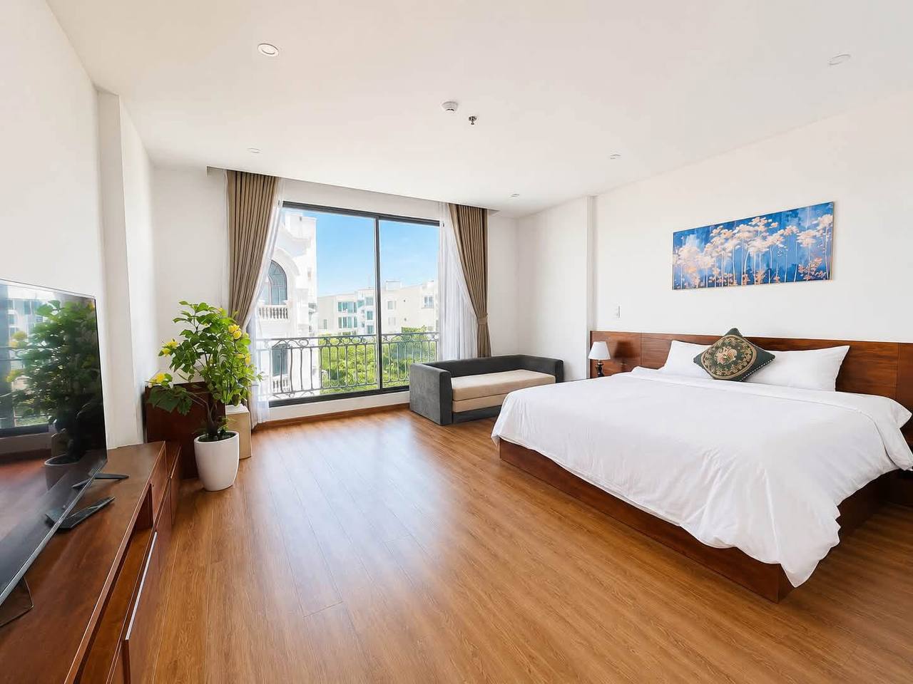 Spacious 1-Bedroom Apartment Near the Sea photo 1 of 5