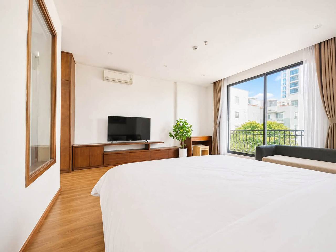 Spacious 1-Bedroom Apartment Near the Sea photo 2 of 5