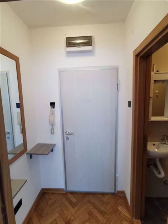 Furnished One-Bedroom Apartment in Stari Grad photo 3 of 8