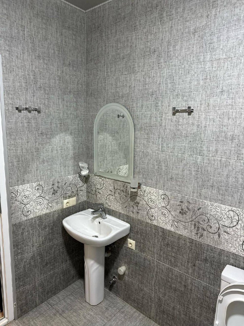 1-Bedroom Apartment on David Agmashenebeli Street photo 7 of 8