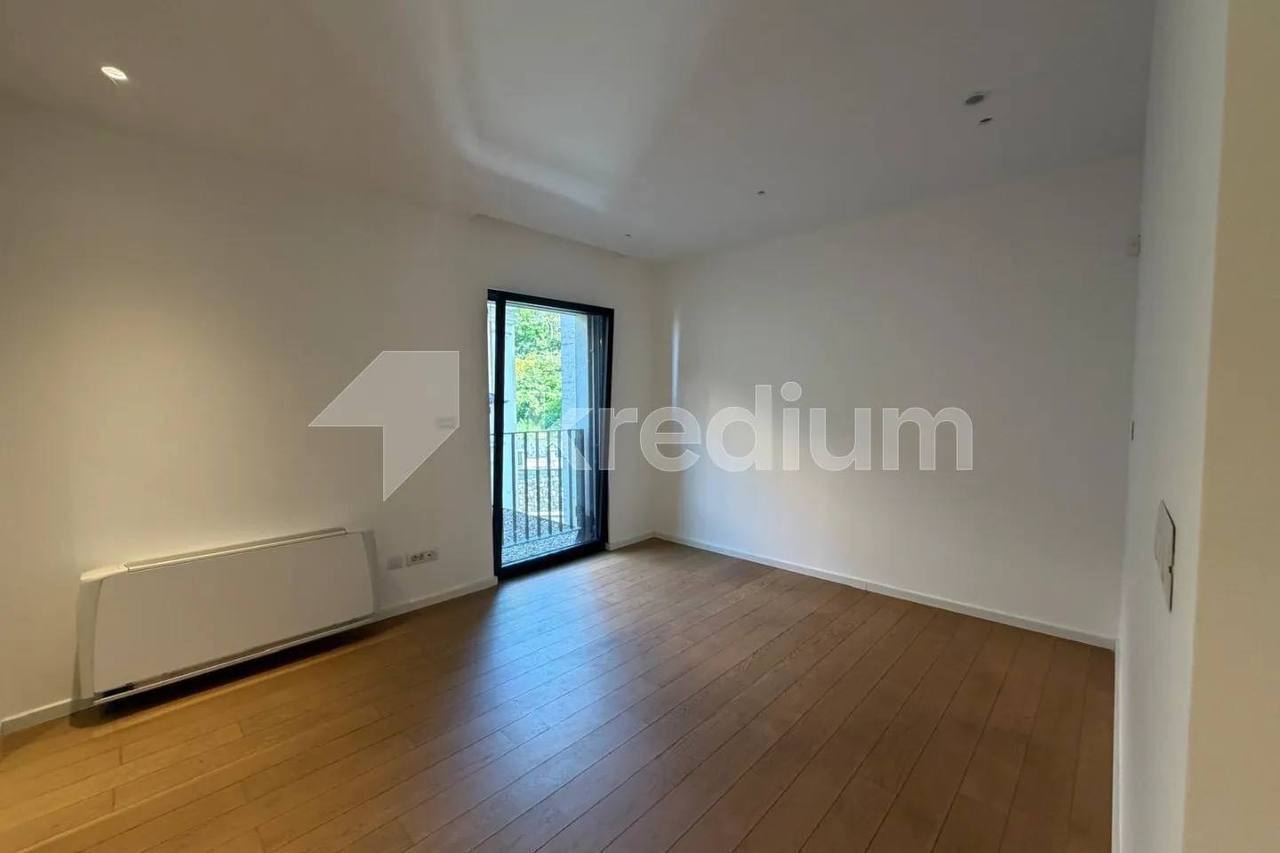 Spacious 3-Bedroom Apartment with Parking photo 5 of 7