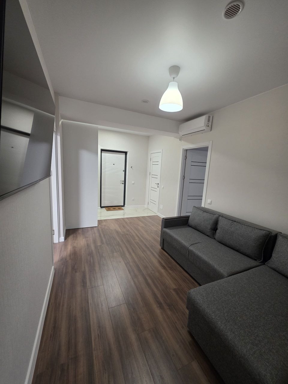 Two-Bedroom Apartment with Living Room and Balcony photo 3 of 8