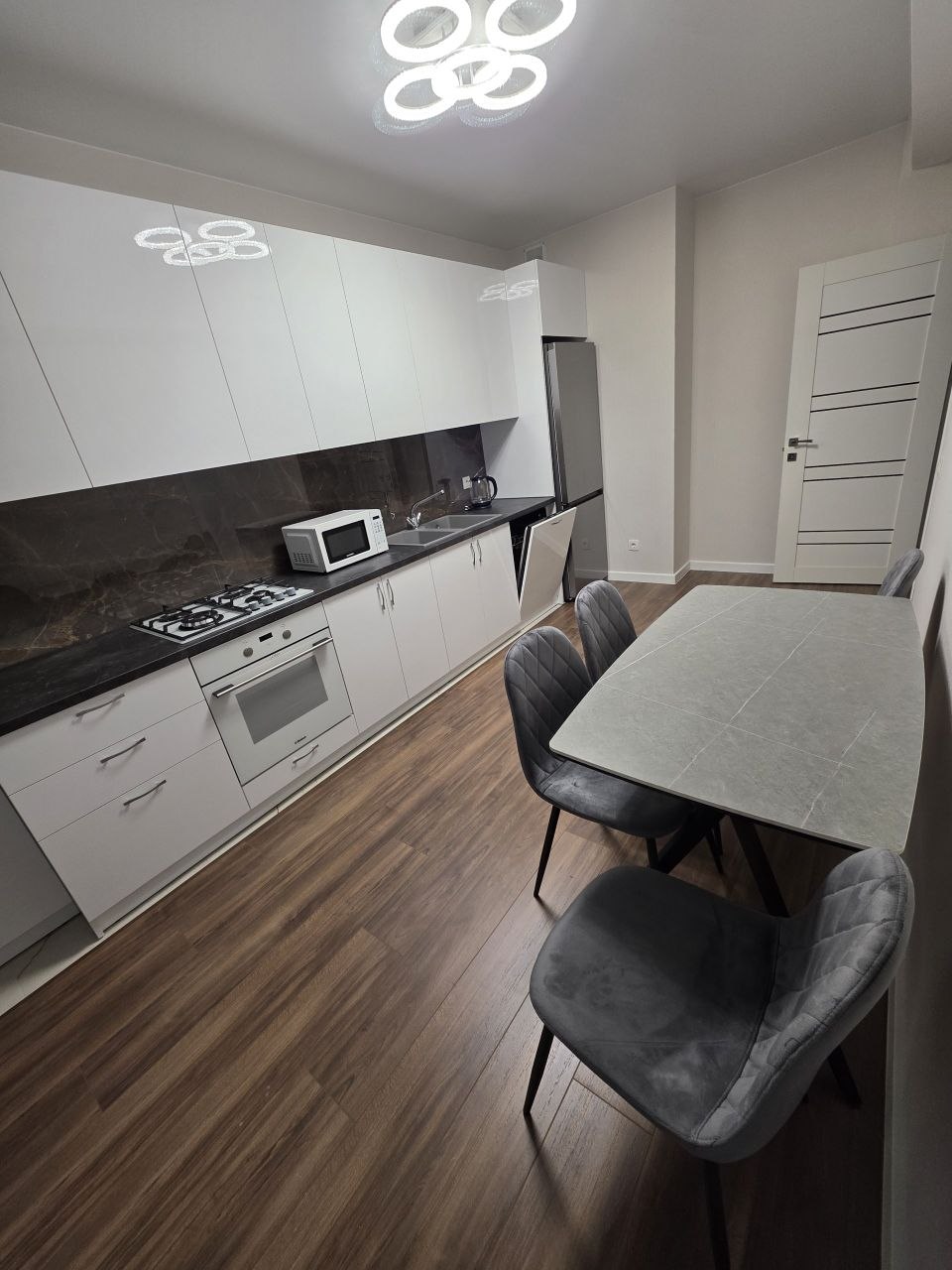 Two-Bedroom Apartment with Living Room and Balcony photo 5 of 8