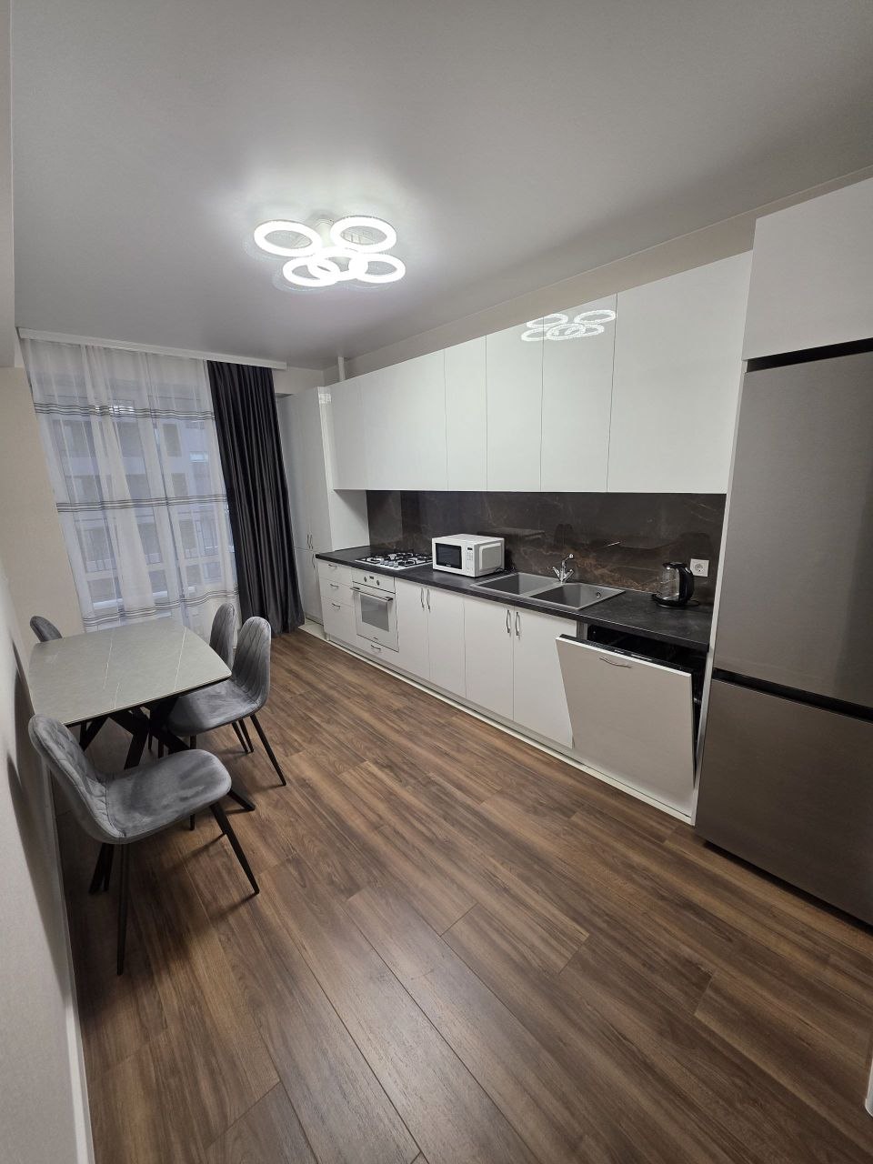 Two-Bedroom Apartment with Living Room and Balcony photo 8 of 8