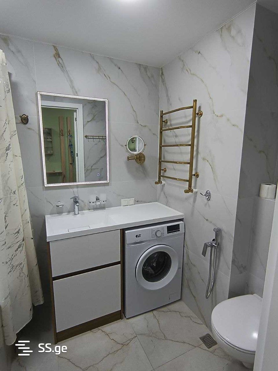 One-Bedroom Apartment in Sunset Building photo 3 of 8