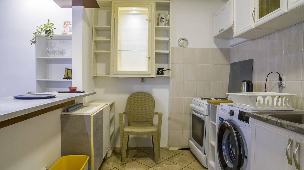 1-Bedroom Apartment on Molerova Street photo 2 of 5