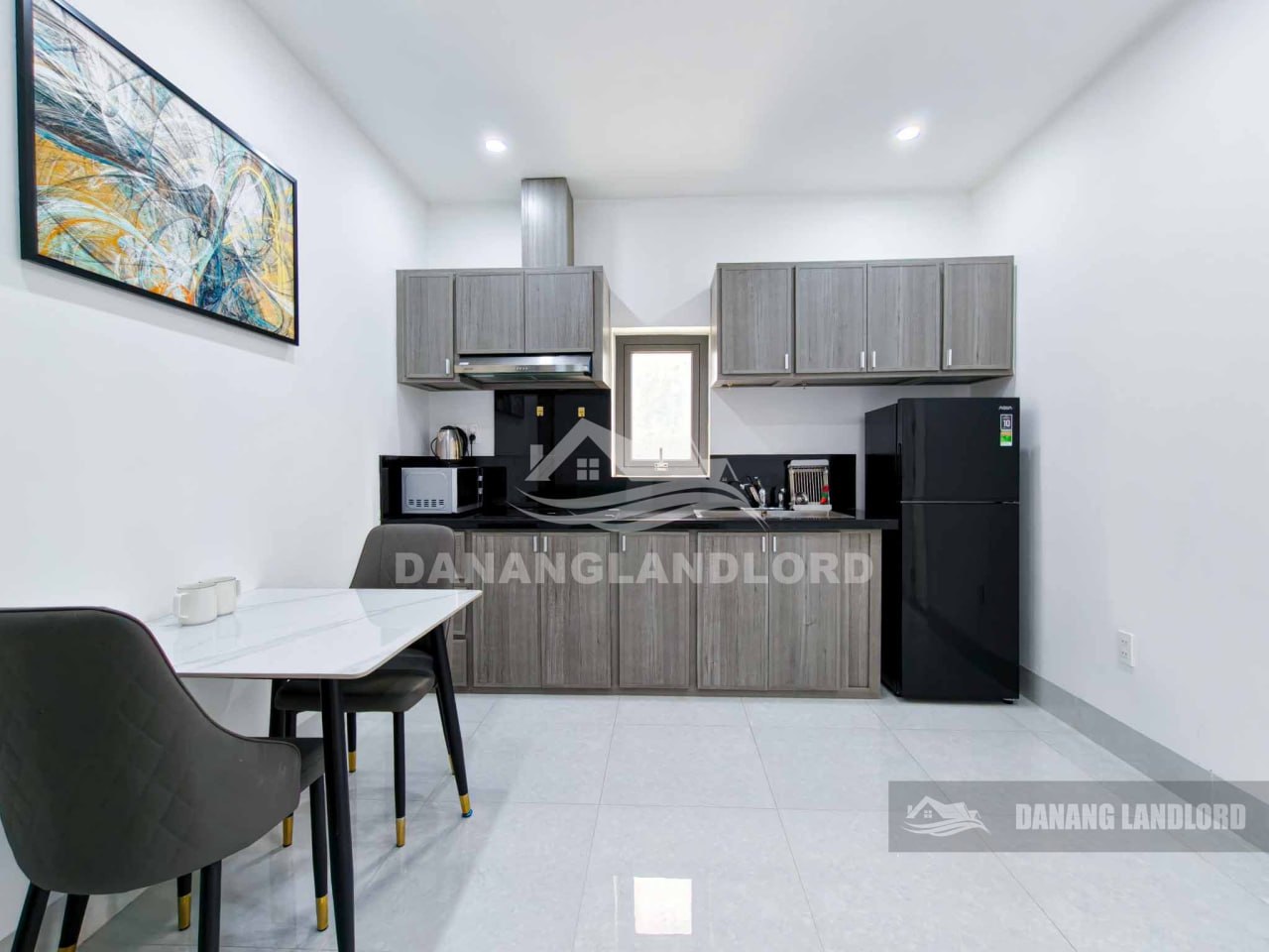 Modern 1-Bedroom Apartment Near the Beach photo 2 of 8