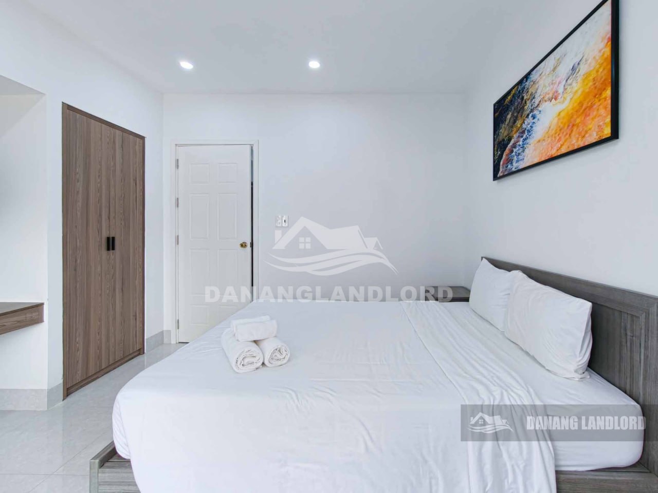Modern 1-Bedroom Apartment Near the Beach photo 8 of 8